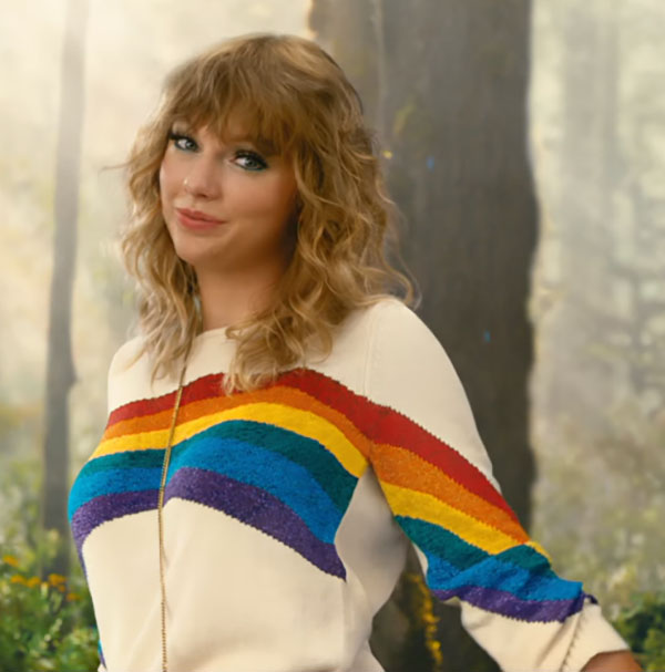 Taylor Swift con sudadera con colores de arcoiris
